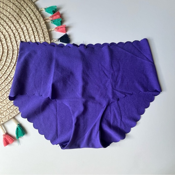 Victoria's Secret No Show Scallop Hiphugger Panty Purple Shock M NEW - Picture 1 of 6